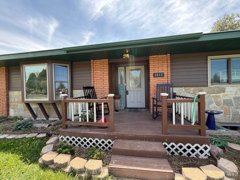 Photo of 1617 9th Ave E AVE, Gooding, ID 83330 (MLS # 98986662)