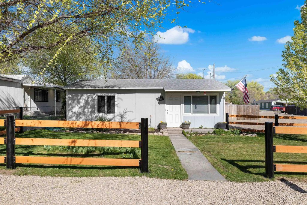 Photo of 823 5th Ave N Ave, Nampa, ID 83687 (MLS # 98981292)