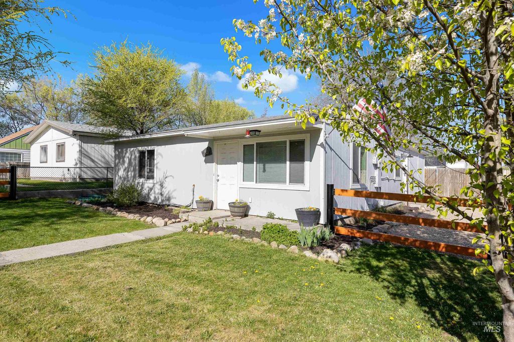Photo of 823 5th Ave N Ave, Nampa, ID 83687 (MLS # 98981292)