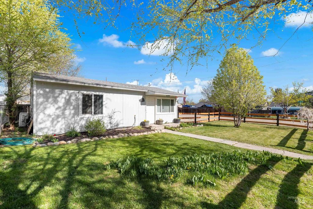 Photo of 823 5th Ave N Ave, Nampa, ID 83687 (MLS # 98981292)