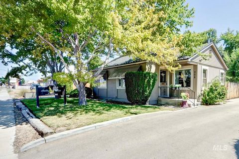 Photo of 208 S Curtis Rd, Boise, ID 83705 (MLS # 98981781)