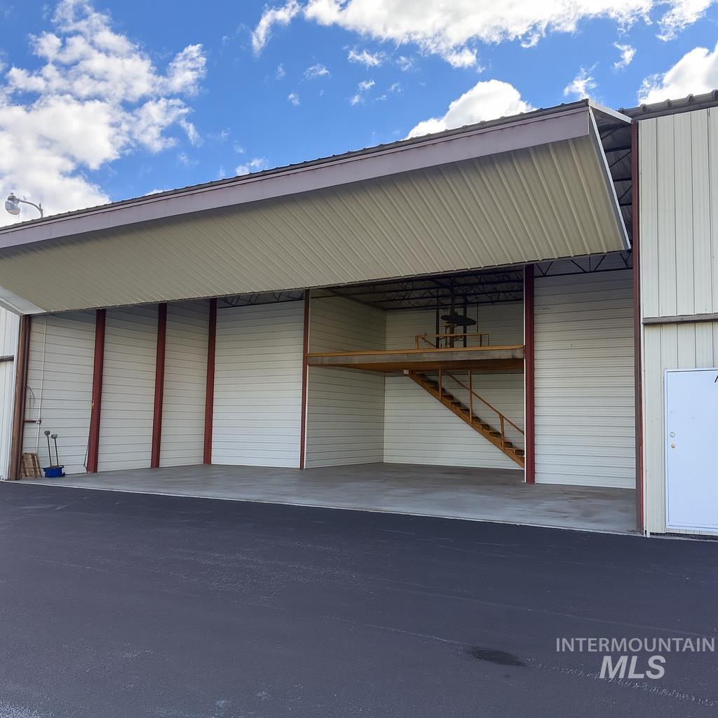 2110 Airport Cir
