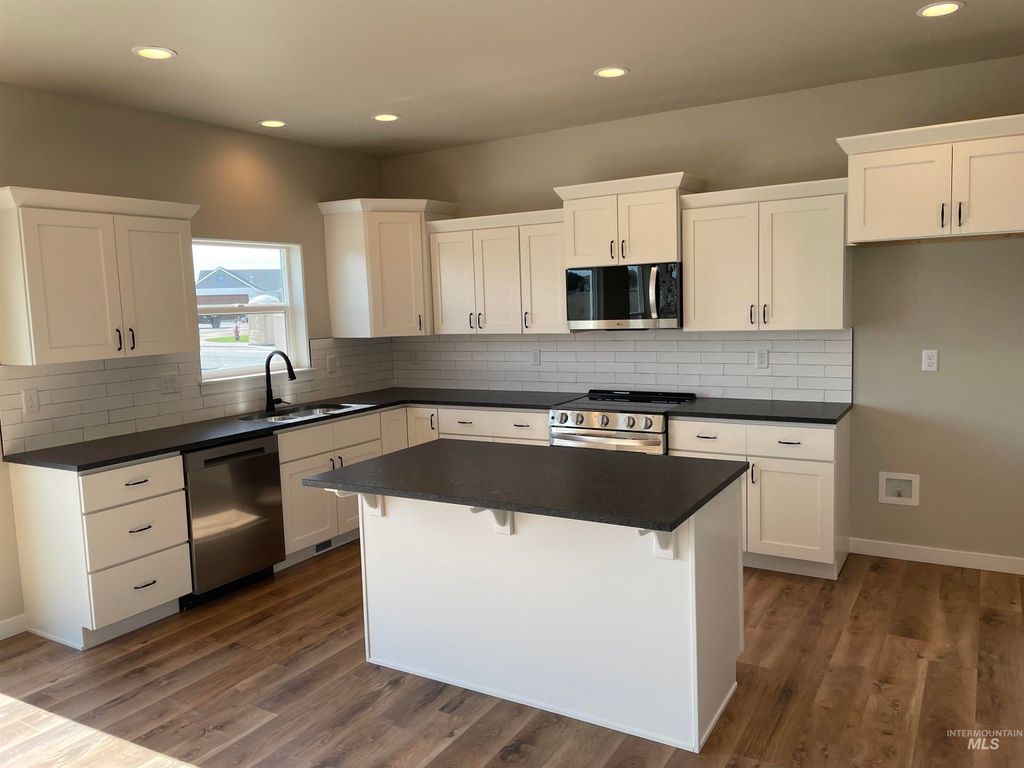 Photo of 504 Carson Dr, Twin Falls, ID 83301 (MLS # 98965141)