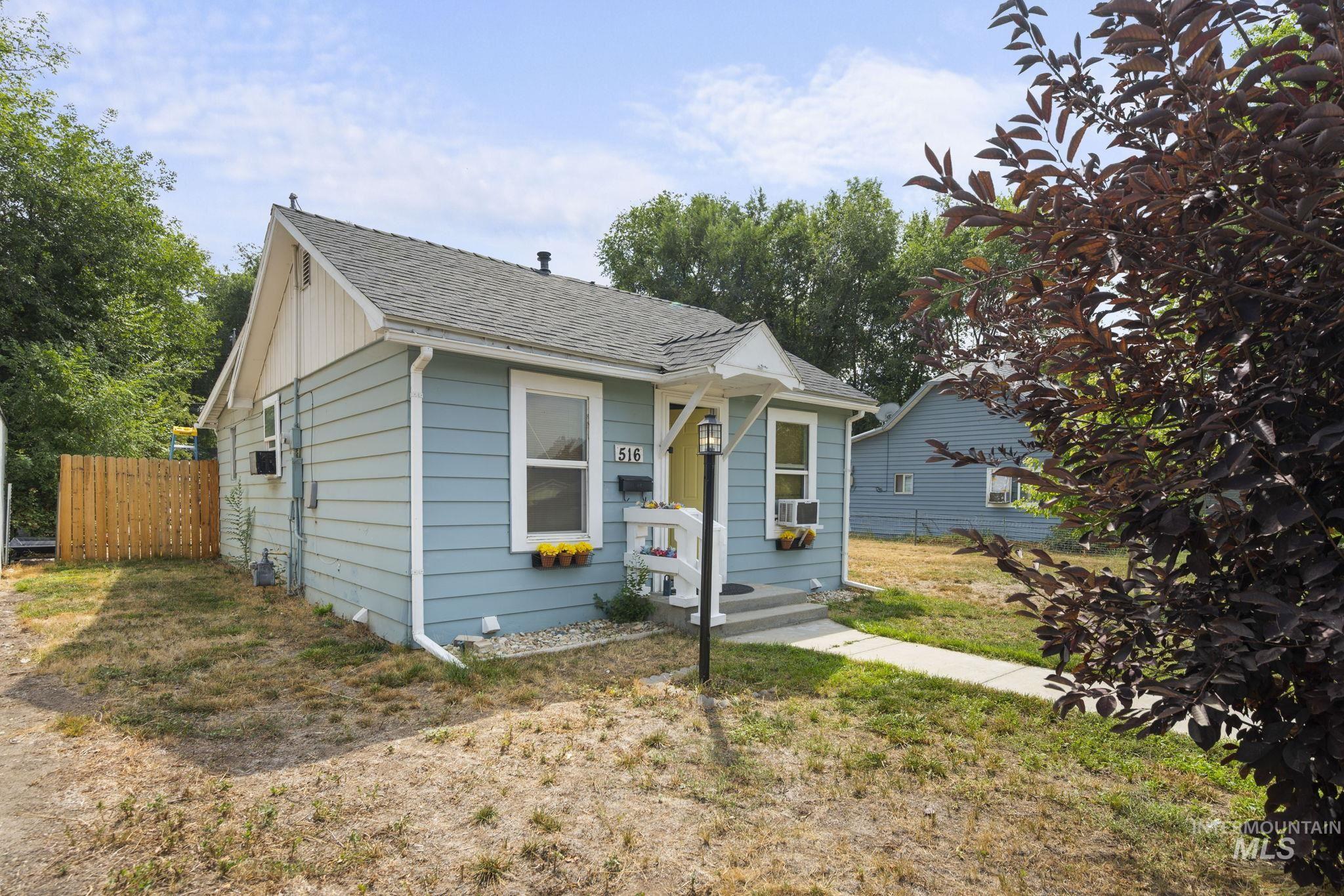 Bungalow with roof with shingles