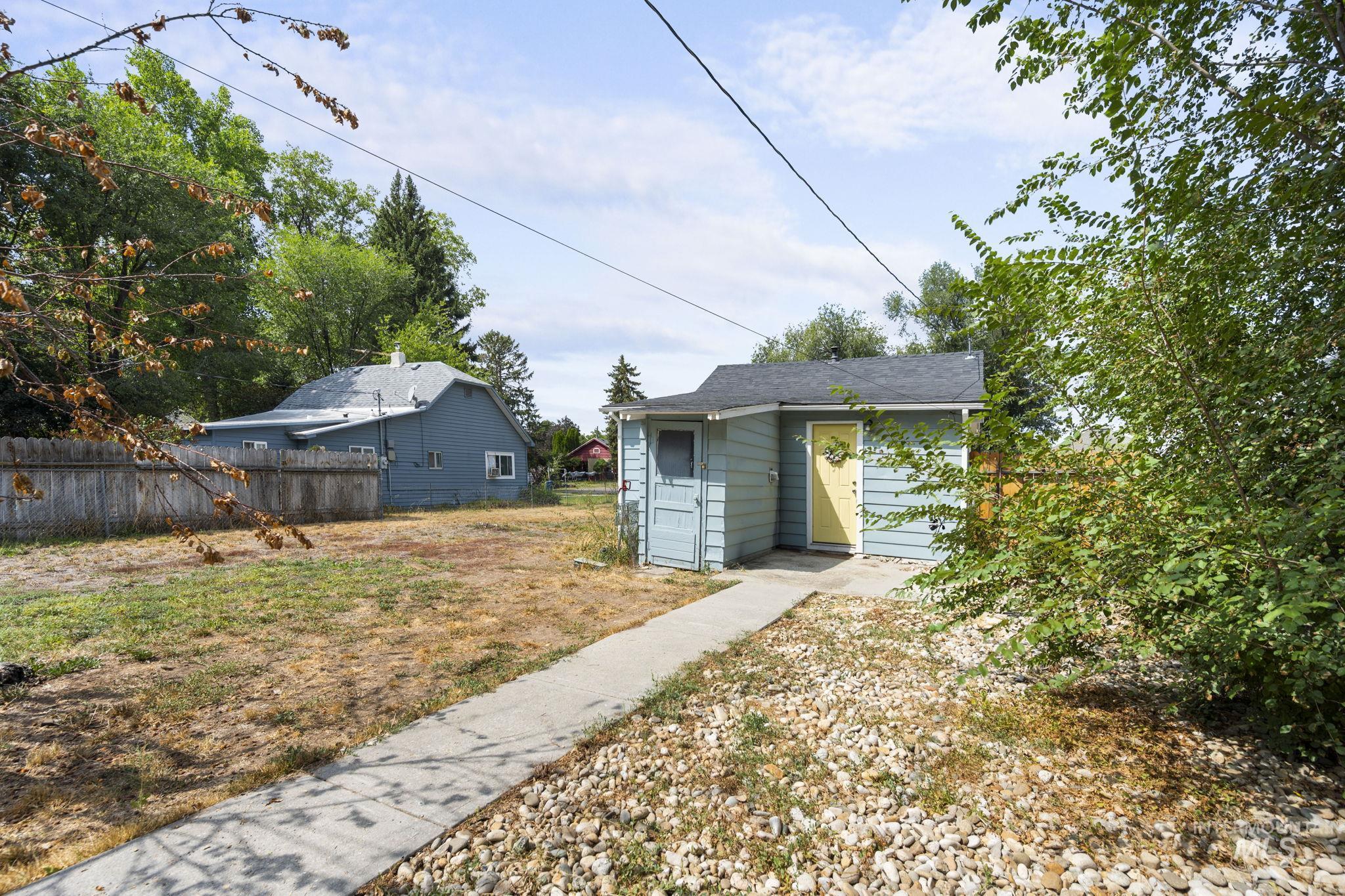 View of yard with an outbuilding