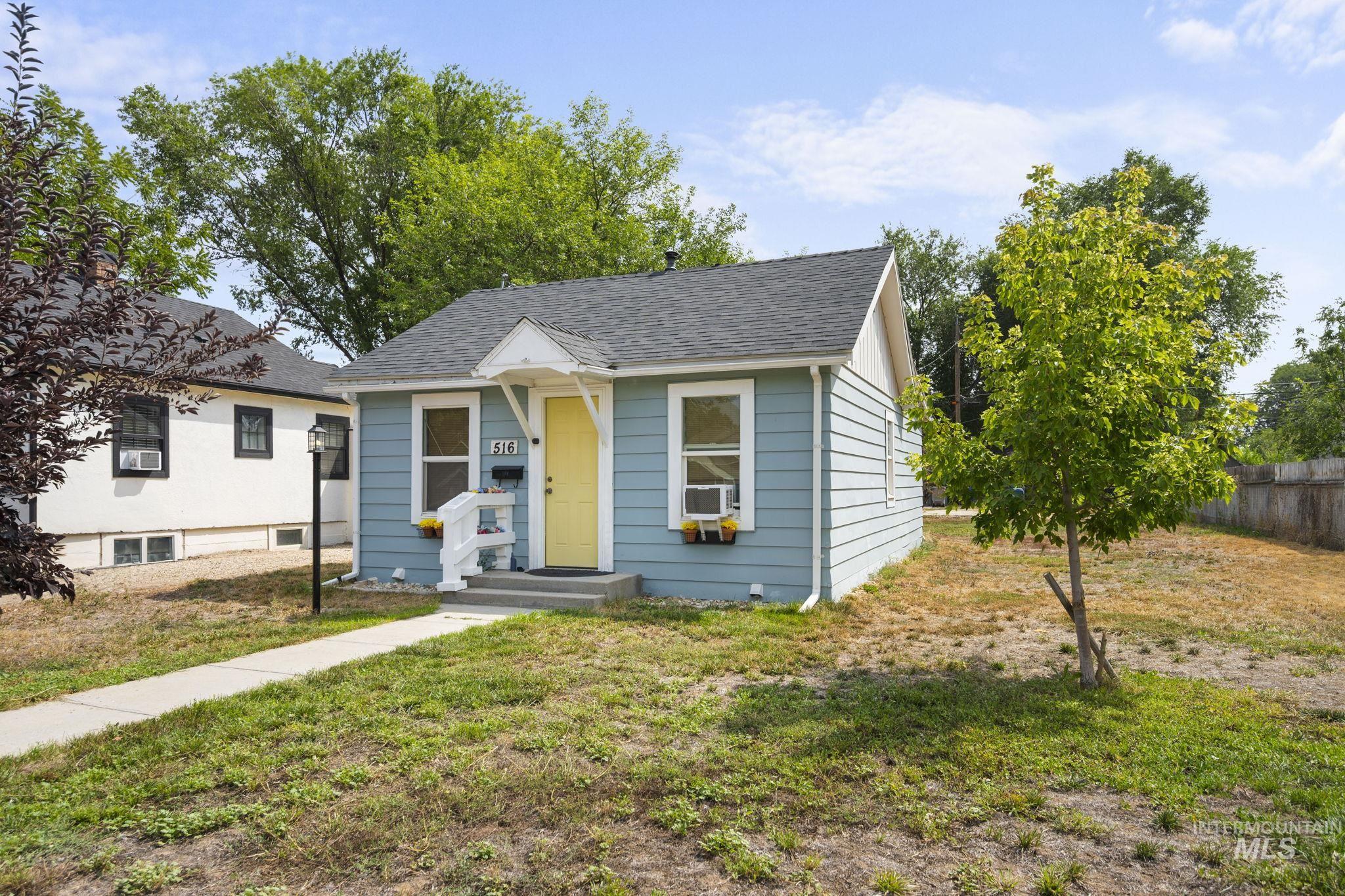 Bungalow-style house with roof with shingles