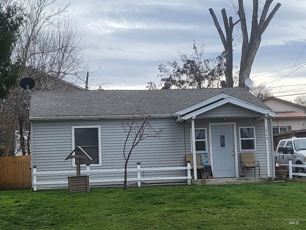 Photo of 1924 16th Ave, Lewiston, ID 83501 (MLS # 98978728)