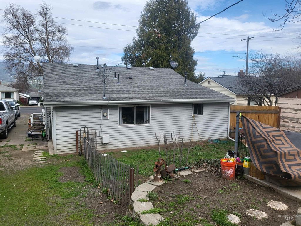 Photo of 1924 16th Ave, Lewiston, ID 83501 (MLS # 98978728)
