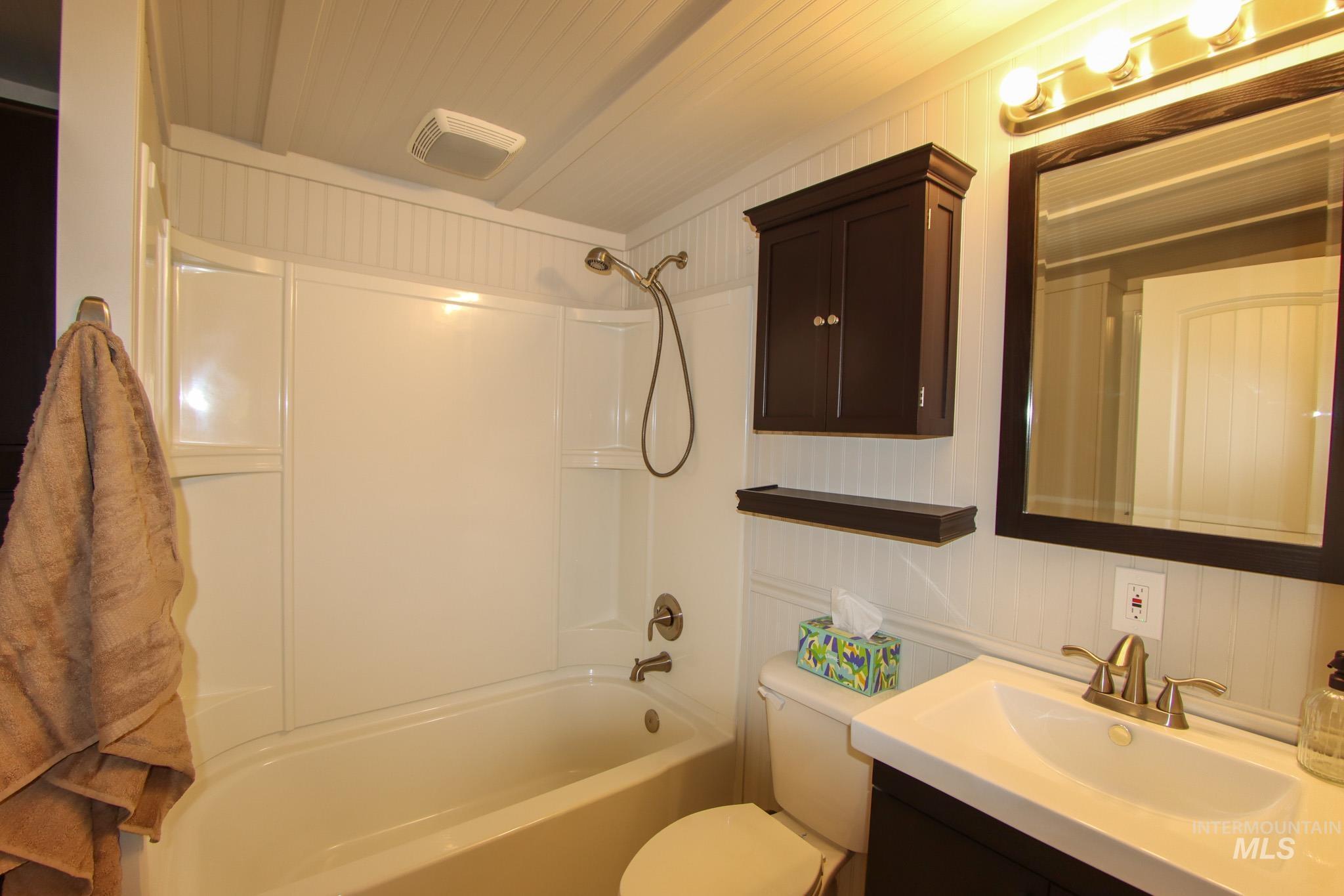 Full bath with bathing tub / shower combination and vanity