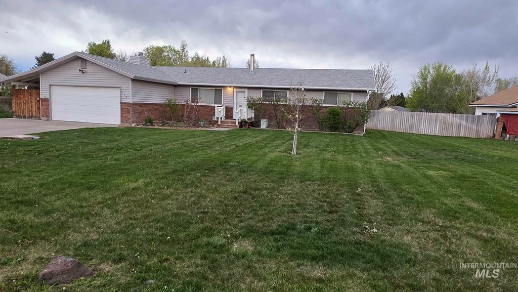 Photo of 240 NW Wilson Cir, Mountain Home, ID 83647 (MLS # 98982719)