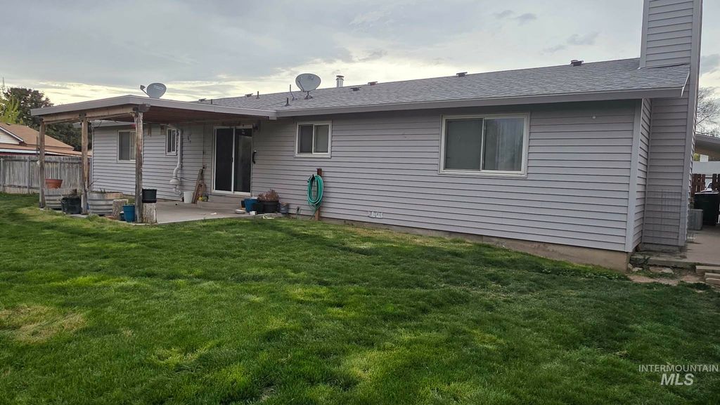 Photo of 240 NW Wilson Cir, Mountain Home, ID 83647 (MLS # 98982719)
