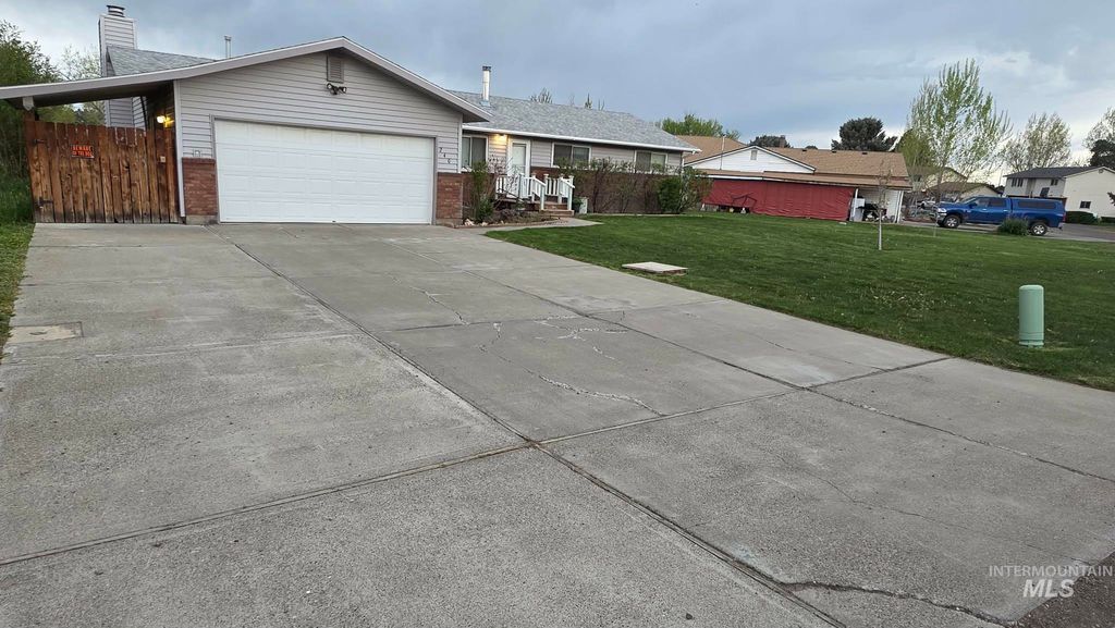 Photo of 240 NW Wilson Cir, Mountain Home, ID 83647 (MLS # 98982719)