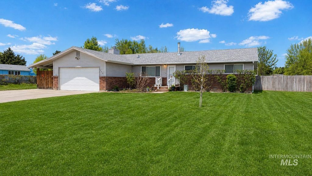 Photo of 240 NW Wilson Cir, Mountain Home, ID 83647 (MLS # 98982719)