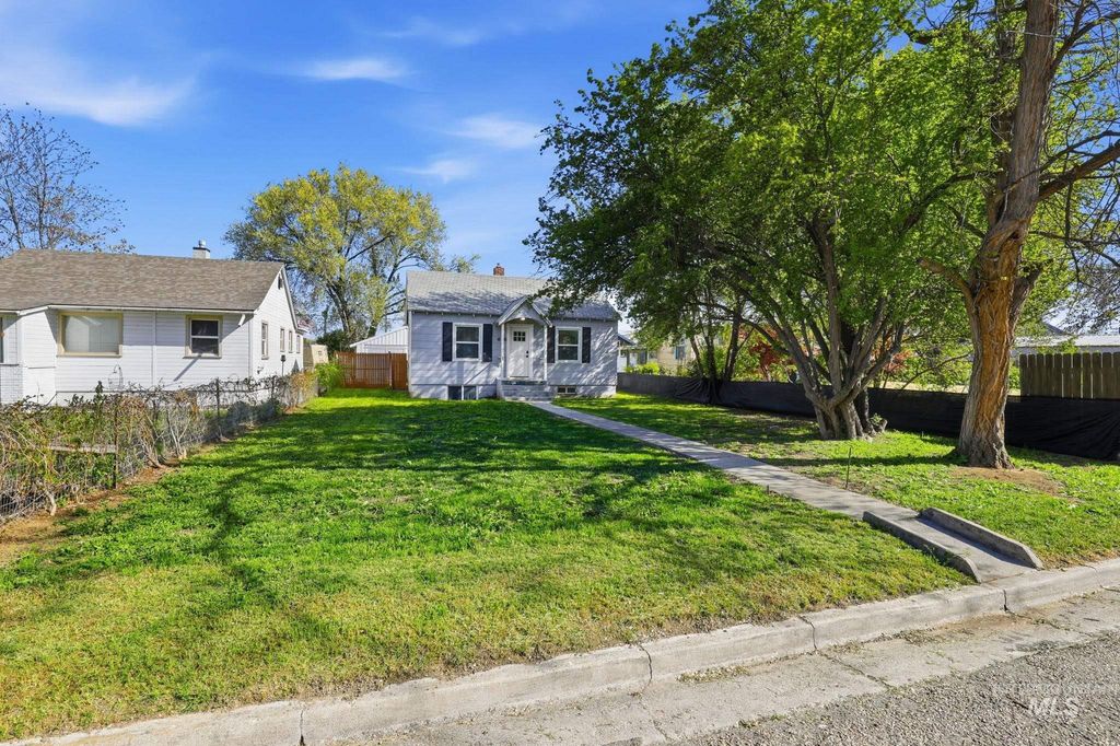 Photo of 616 9th Ave N Ave, Nampa, ID 83687 (MLS # 98982999)