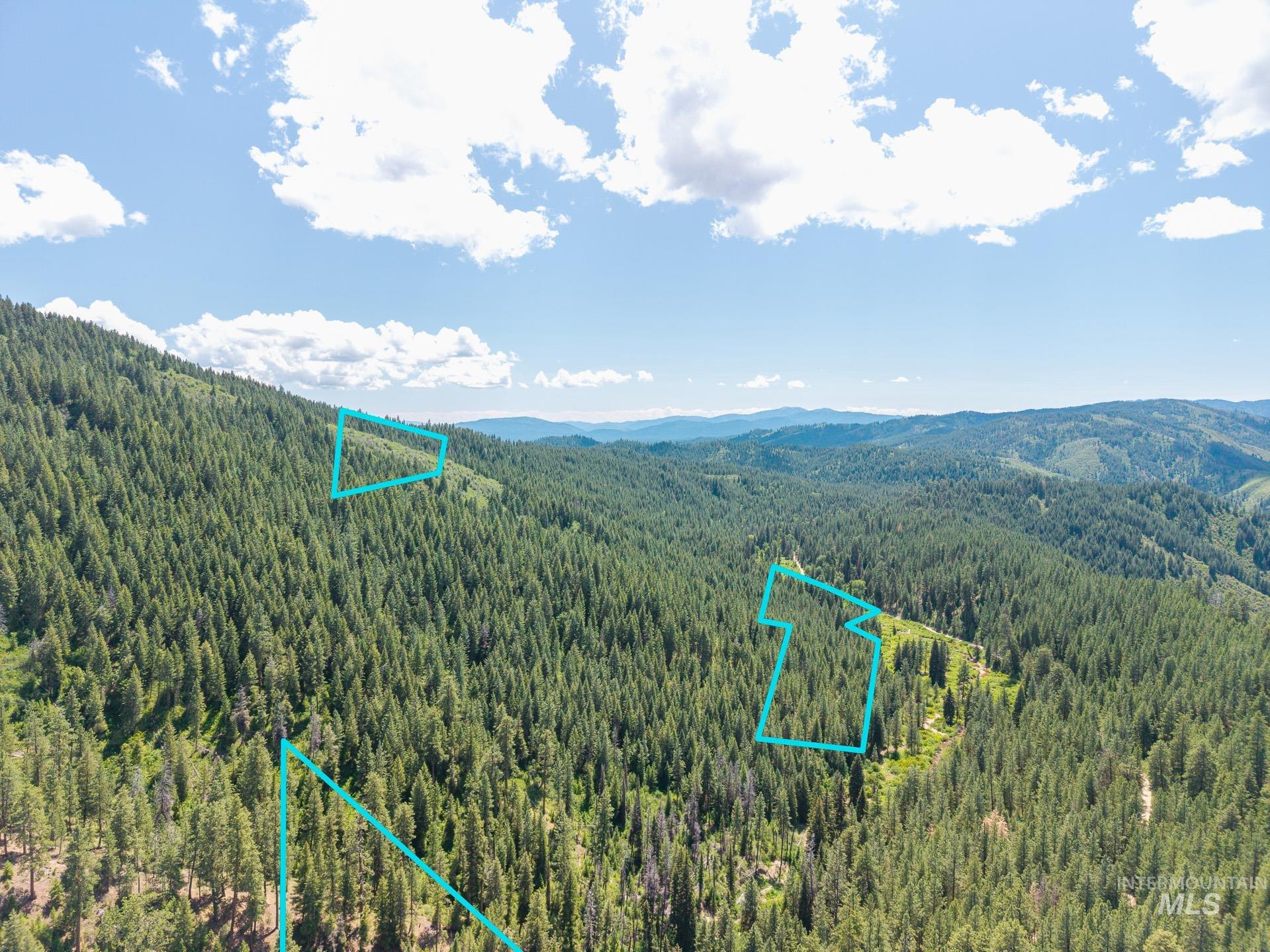 View of property location featuring a mountainous background and property boundaries highlighted