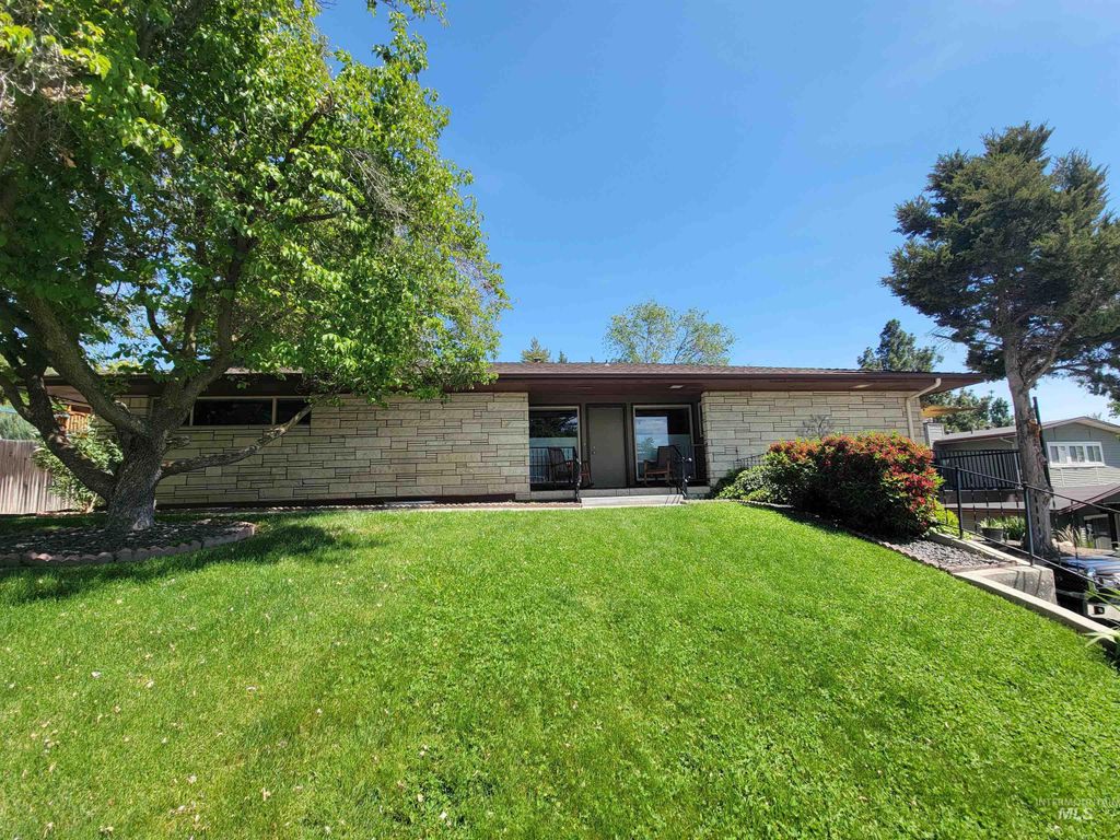 Photo of 3100 N Ridgeway Dr, Boise, ID 83702 (MLS # 98986162)