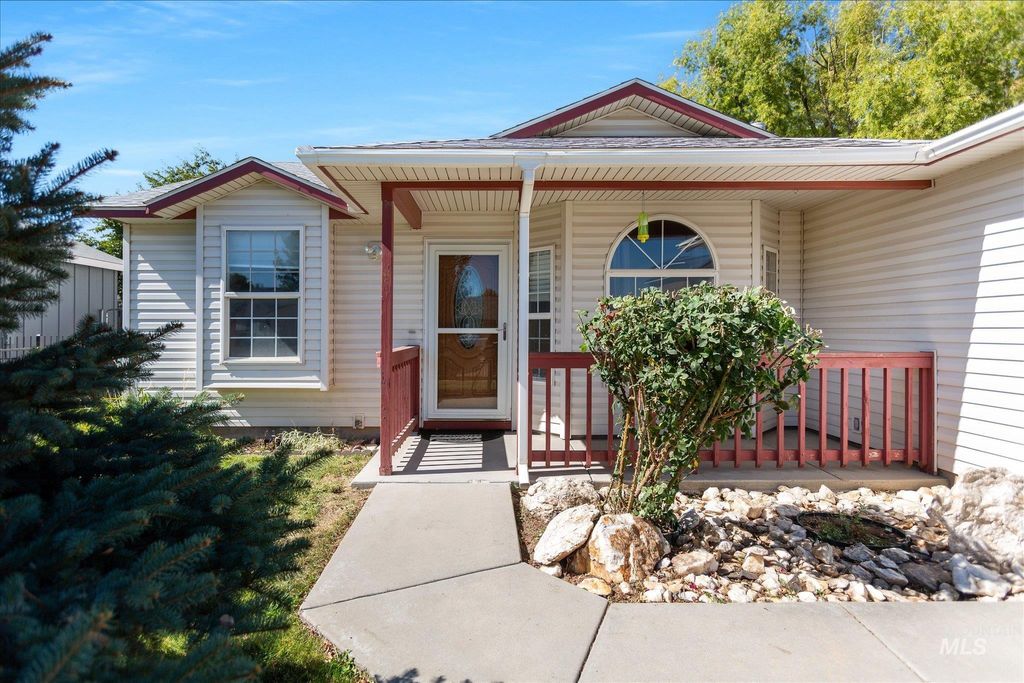 Photo of 4822 Pioneer Ave, Caldwell, ID 83607 (MLS # 98965663)