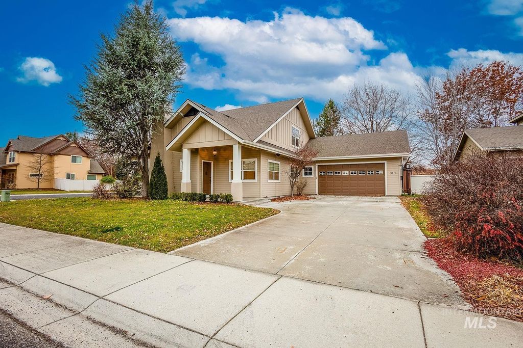 Photo of 215 S Spring Lake Way, Star, ID 83669 (MLS # 98970455)