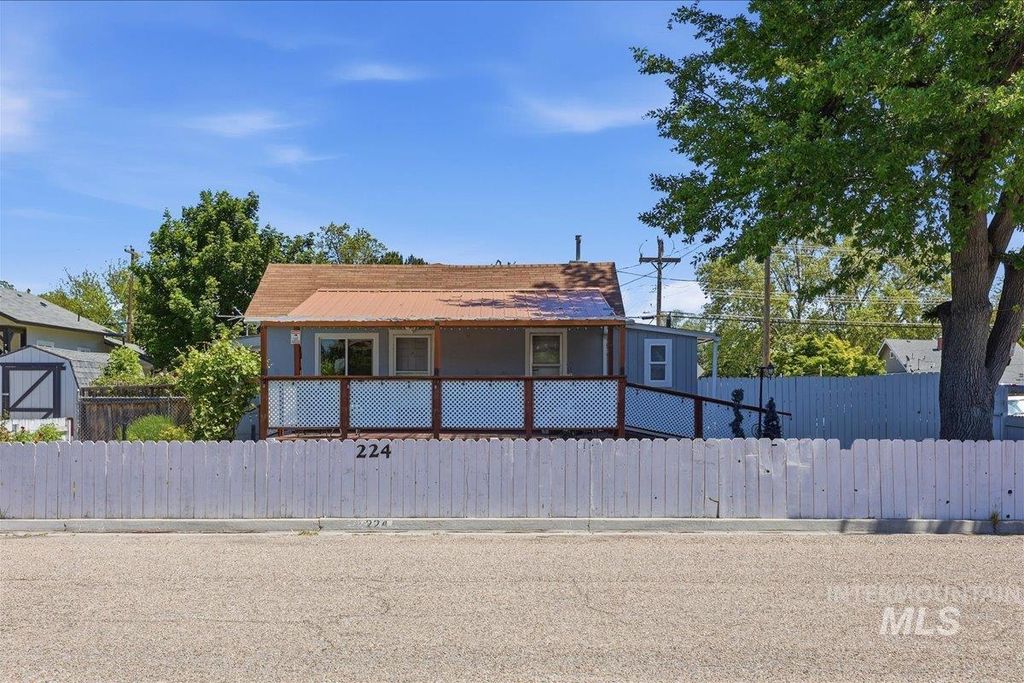 Photo of 224 S Fern St, Nampa, ID 83686 (MLS # 98987585)