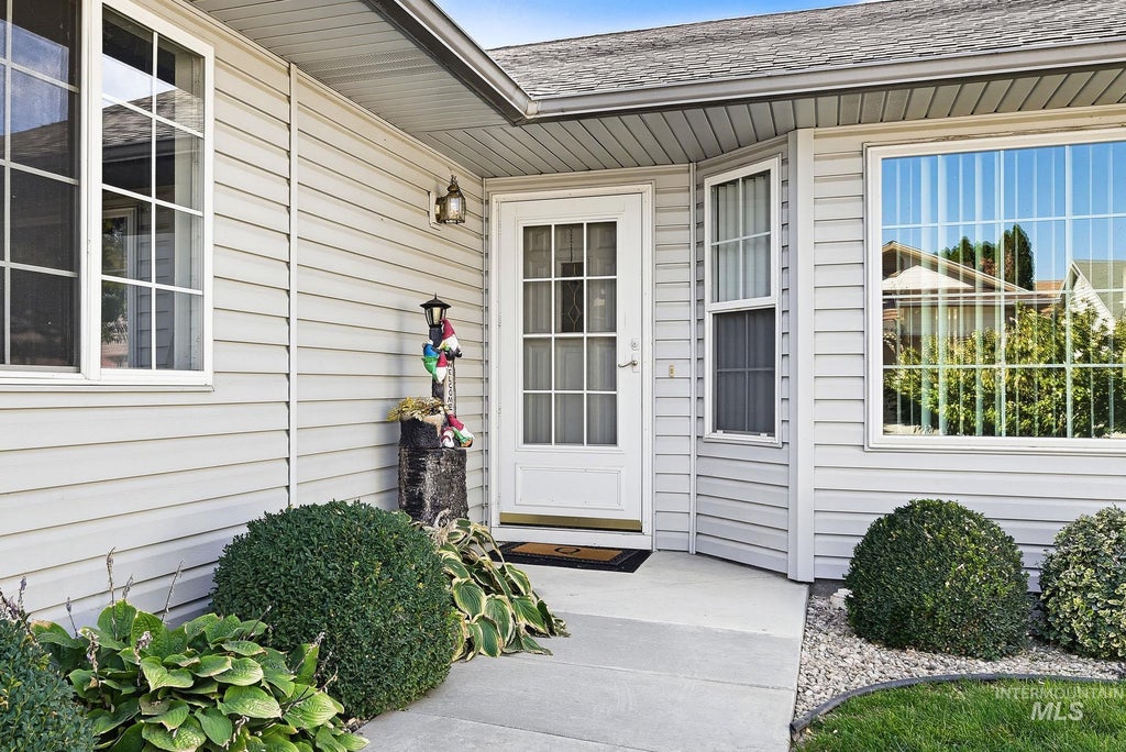 Photo of 831 S Bristol ST, Nampa, ID 83651 (MLS # 99004407)