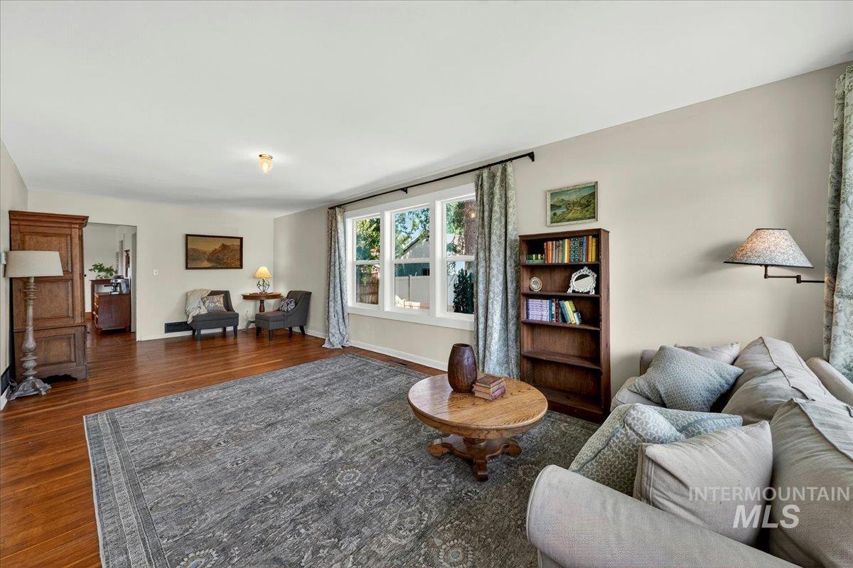 1403 11th Ave S