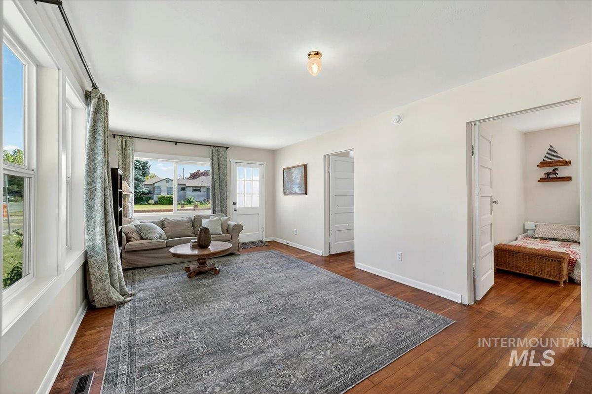 1403 11th Ave S