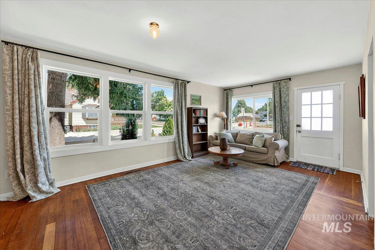 1403 11th Ave S
