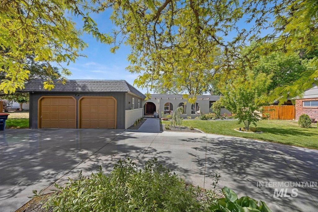 Photo of 2174 Hillcrest Drive, Twin Falls, ID 83301 (MLS # 98987497)