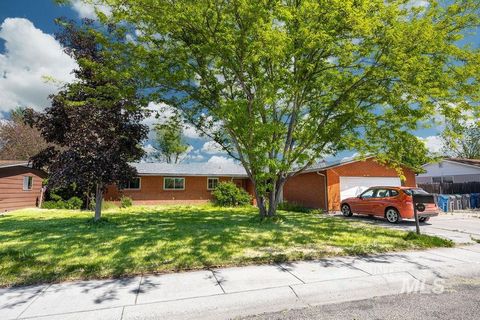 Photo of 2170 N Fairmeadow Dr, Boise, ID 83704 (MLS # 98985397)