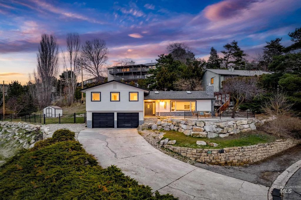 Photo of 2109 W W Hillway Dr, Boise, ID 83702 (MLS # 98976242)