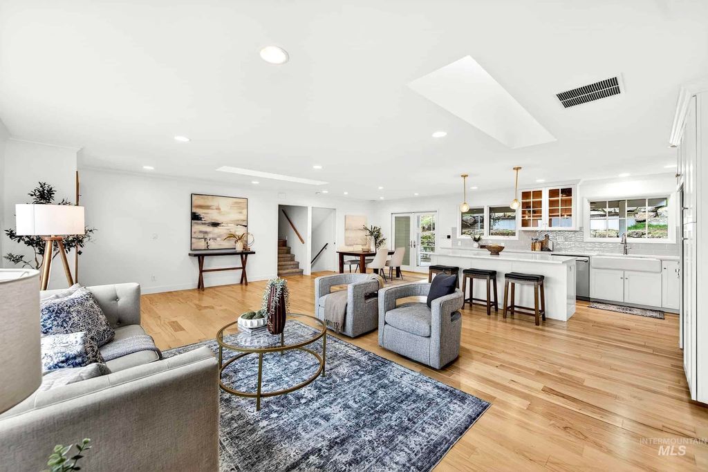 Photo of 2109 W W Hillway Dr, Boise, ID 83702 (MLS # 98976242)