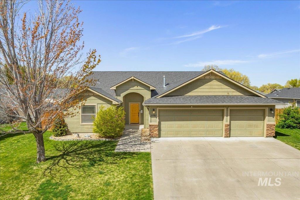 Photo of 1061 SW Independence, Mountain Home, ID 83647 (MLS # 98983060)