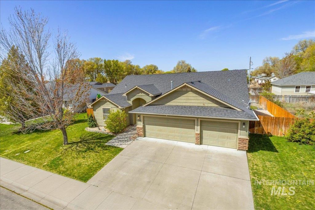 Photo of 1061 SW Independence, Mountain Home, ID 83647 (MLS # 98983060)