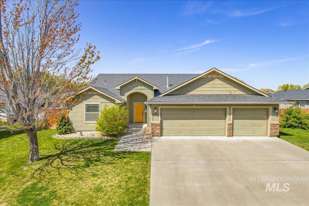 Photo of 1061 SW Independence, Mountain Home, ID 83647 (MLS # 98983060)