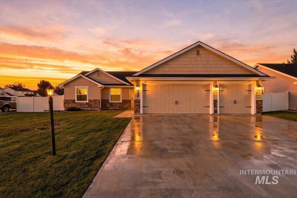 Photo of 394 W Aspen Ct, Middleton, ID 83644 (MLS # 99002735)