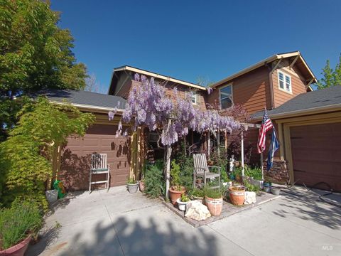 Photo of 915 N Glen Aspen Way, Star, ID 83669 (MLS # 98968010)