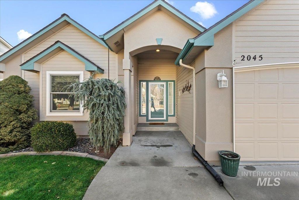 Photo of 2045 E Lake Creek Dr, Meridian, ID 83642 (MLS # 98974713)