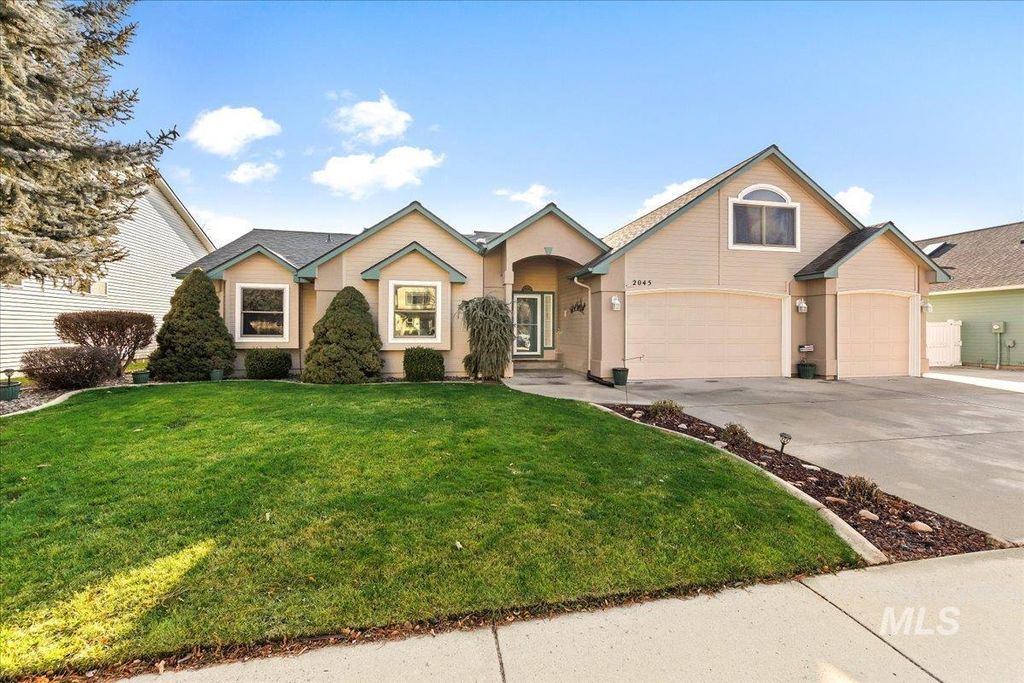 Photo of 2045 E Lake Creek Dr, Meridian, ID 83642 (MLS # 98974713)