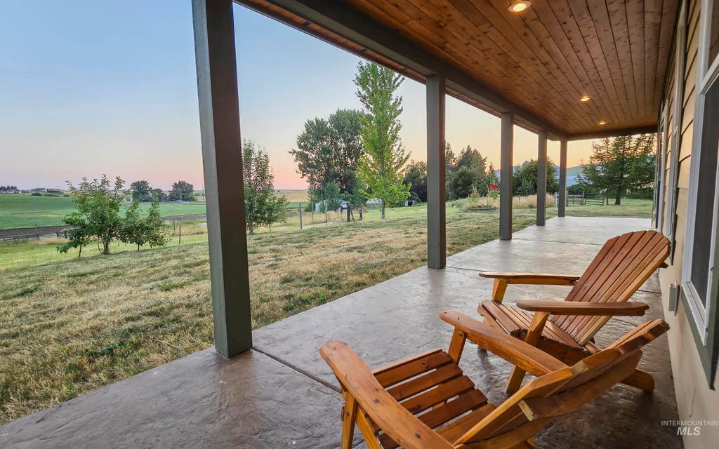 Photo of 1005 Viola Ln, Viola, ID 83872 (MLS # 98942941)