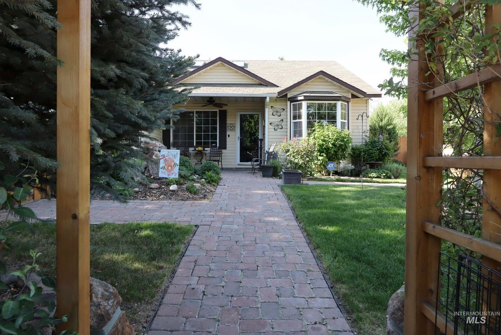 Photo of 1493 W Saint Patrick Street, Boise, ID 83705 (MLS # 98985580)