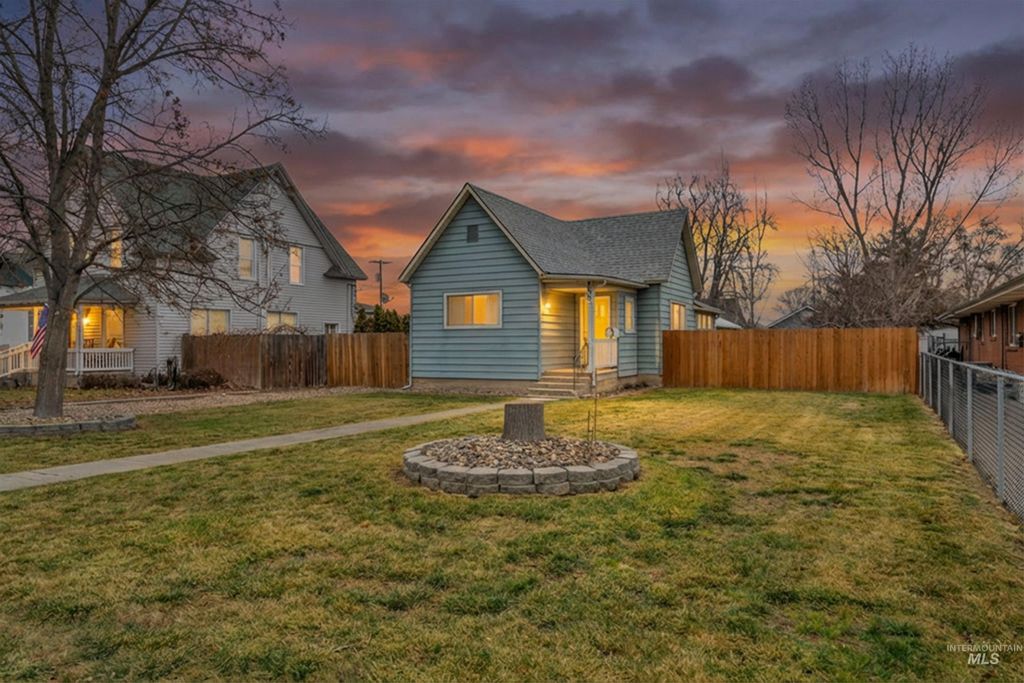 Photo of 120 S Locust Street, Nampa, ID 83686 (MLS # 98972404)
