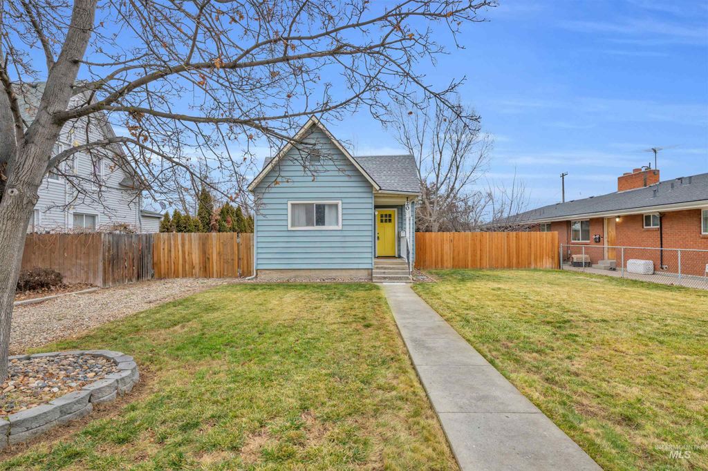 Photo of 120 S Locust Street, Nampa, ID 83686 (MLS # 98972404)