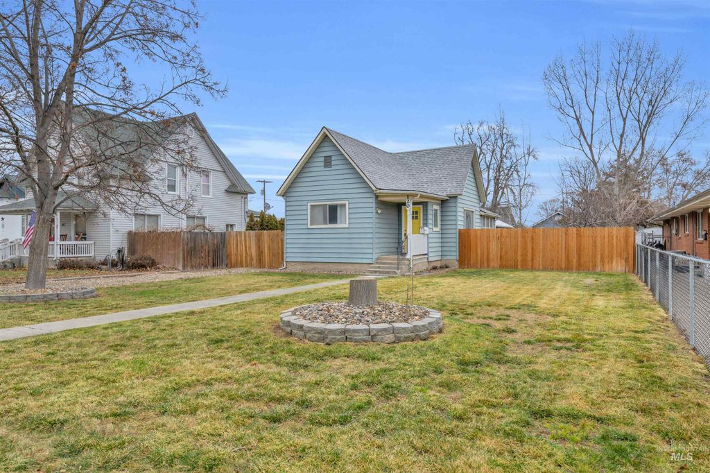 Photo of 120 S Locust Street, Nampa, ID 83686 (MLS # 98972404)