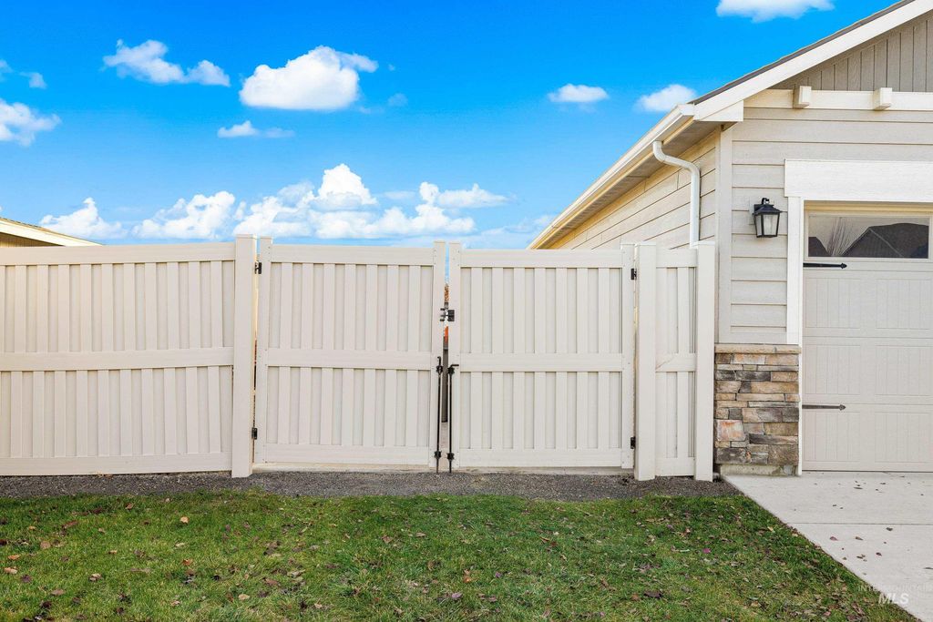 Photo of 2413 W Foxglove Dr, Nampa, ID 83686 (MLS # 98968696)