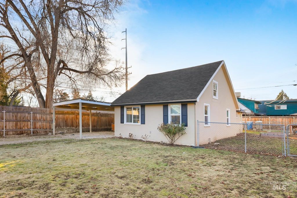 Photo of 1727 S Broxon St, Boise, ID 83712 (MLS # 98971786)