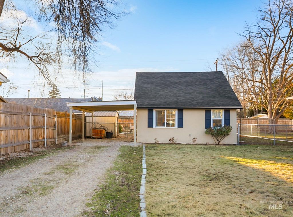 Photo of 1727 S Broxon St, Boise, ID 83712 (MLS # 98971786)