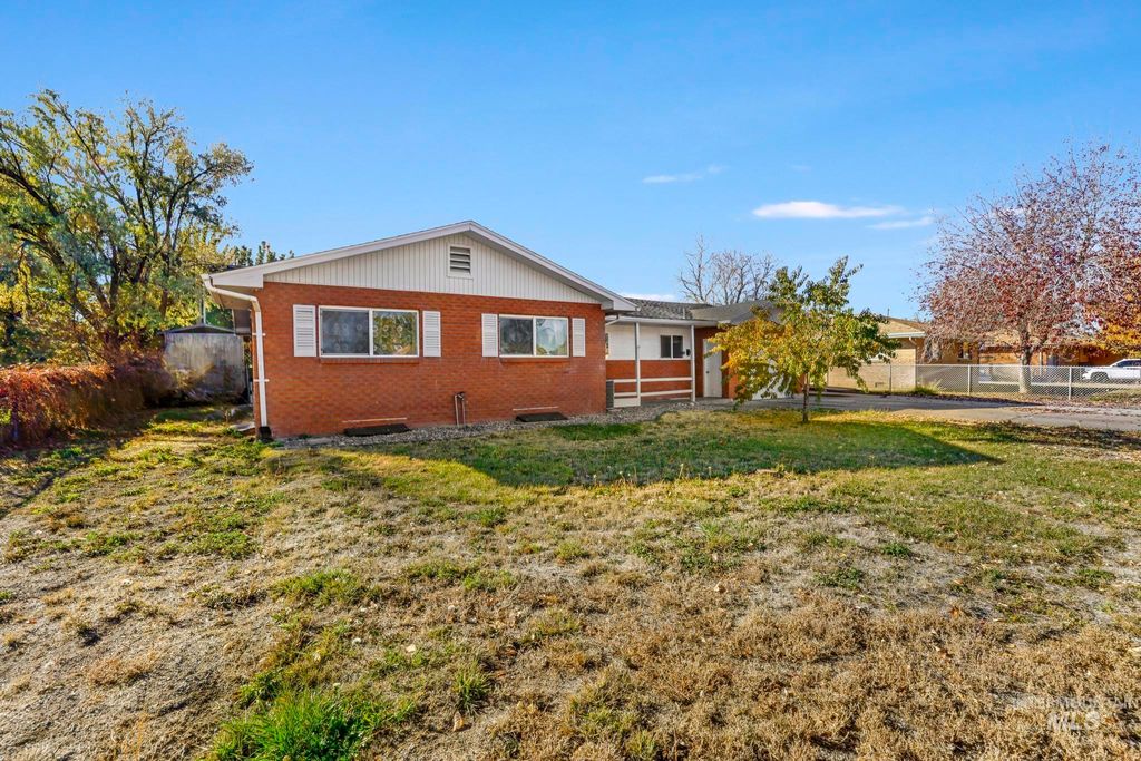 Photo of 1360 Lawndale Dr, Twin Falls, ID 83301 (MLS # 98966426)