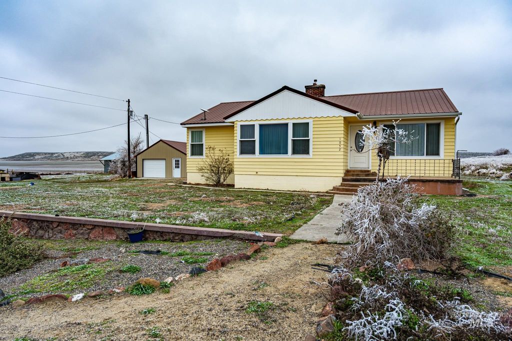 Photo of 1052 Enterprise Ave, Nyssa, OR 97913 (MLS # 98972387)