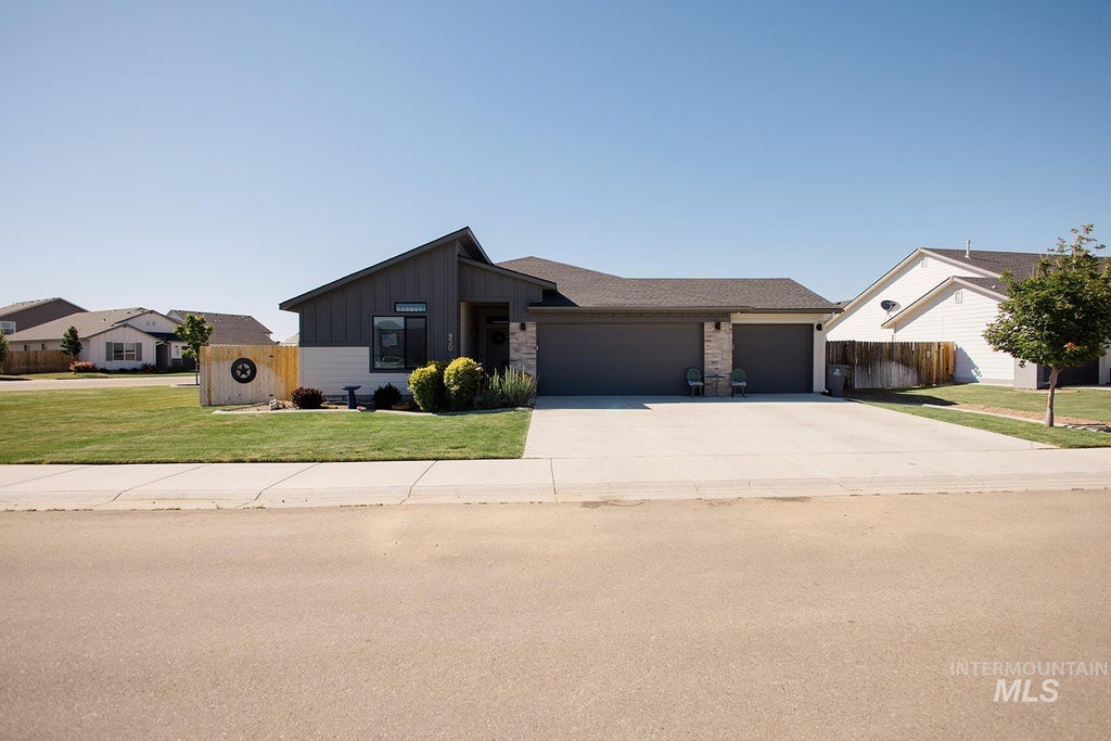 Photo of 930 SW Lago ST, Mountain Home, ID 83647 (MLS # 98990286)