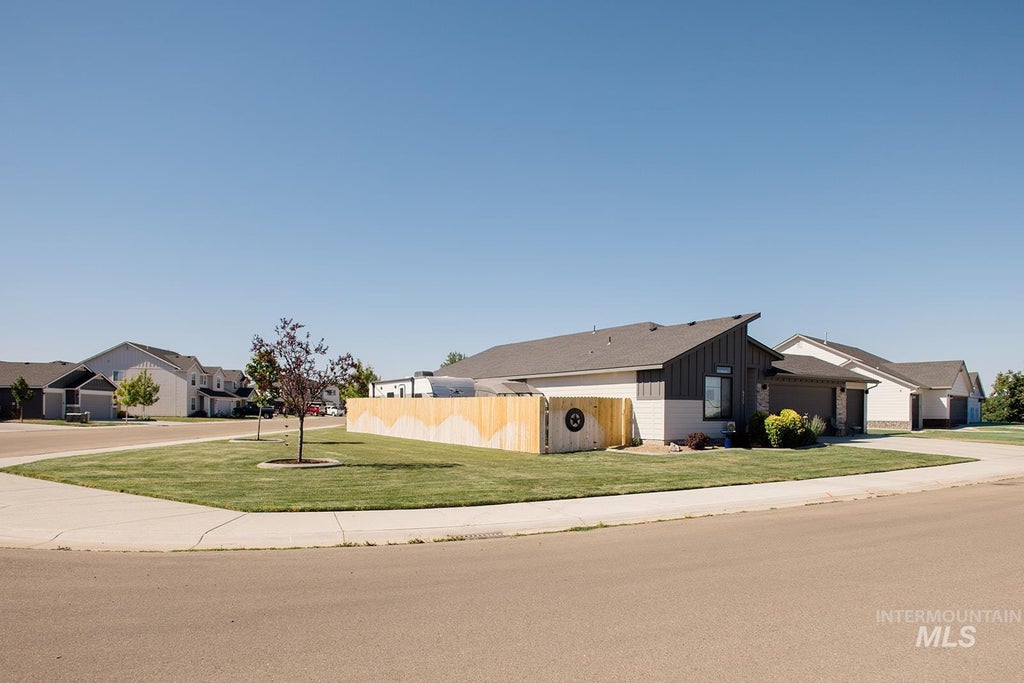 Photo of 930 SW Lago ST, Mountain Home, ID 83647 (MLS # 98990286)